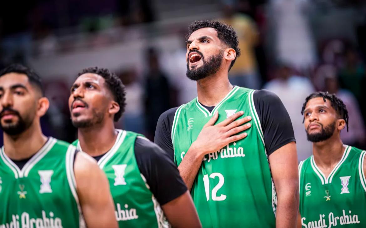 首次参赛便, 完成卫冕之, http