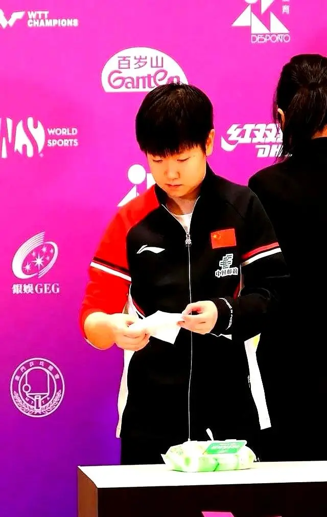 也没闲着, 在更衣室对 也没闲着, 在更衣室对