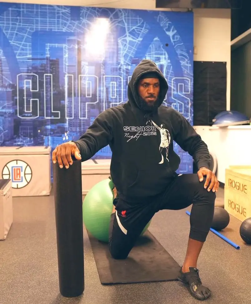 比如, 库里和詹姆